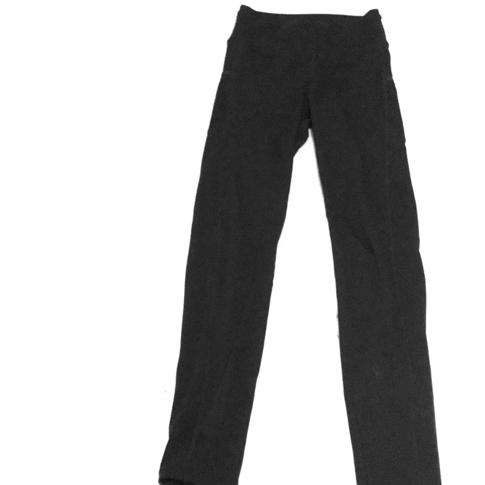 Black workout pants with two phone pockets